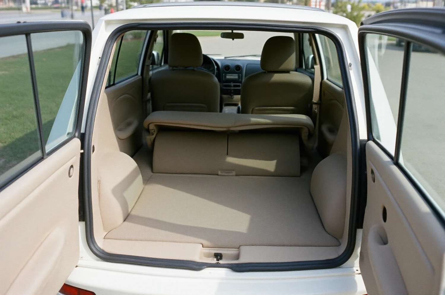 Interior vacío de un auto visto por la puerta trasera abierta
